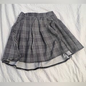 cute simple black & white skirt🤍